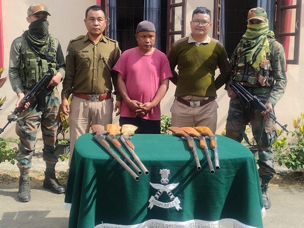 Recovered rifles and arrested accused in police custody (Photo/Assam Rifles) 