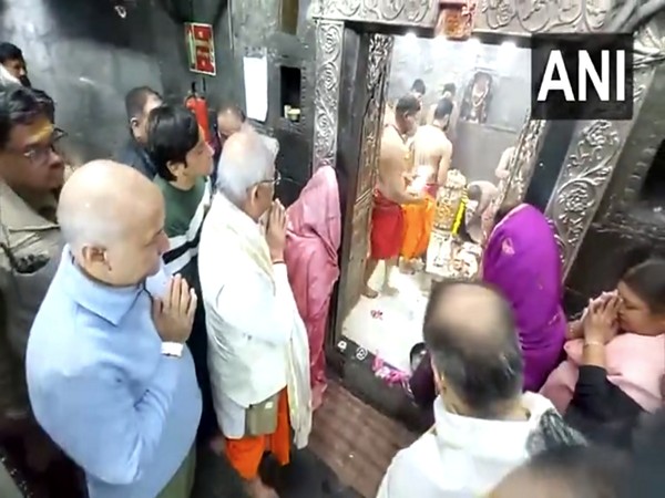 Former Delhi Deputy Chief Minister Manish Sisodia and Bihar Governor Rajendra Arlenkar offer prayers at Mahakal Temple. (Photo/ANI)
