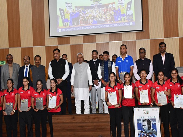 Bihar CM Nitish Kumar with Indian women's hockey team. (Photo- HI Media)