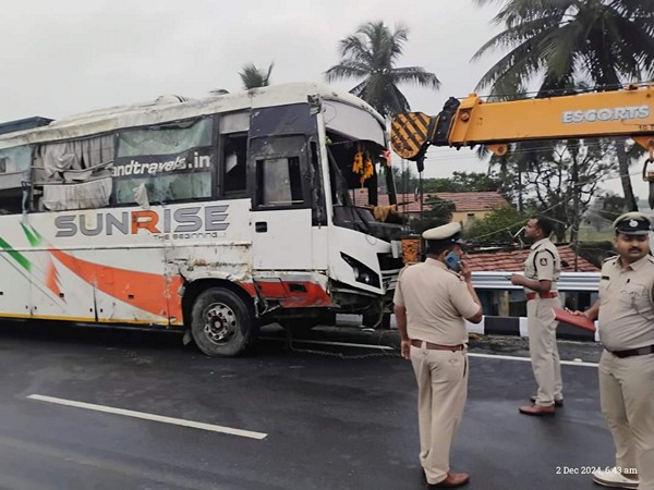 Bus hits road divider in Tumkur district (Source/Police)