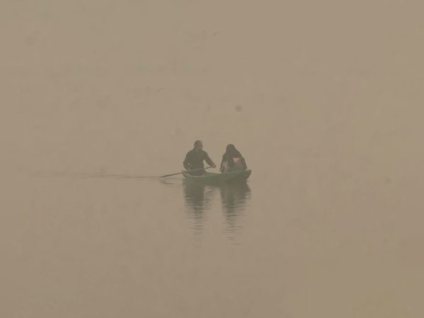 Fog shrouds Dal Lake in Srinagar (Photo/ANI)