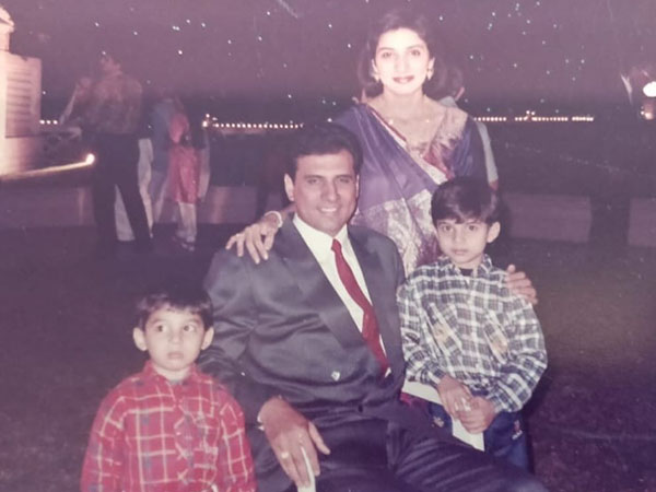 Actor Boman Irani and his family (Image Source: Instagram/@kayozeirani)
