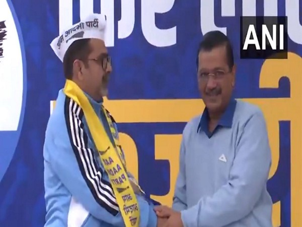 Awadh Ojha joins AAP in presence of party national convenor Arvind Kejriwal (Photo/ANI)