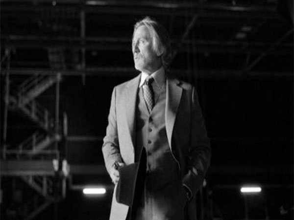 Daniel Craig (Image source: X/@Rian Johnson)