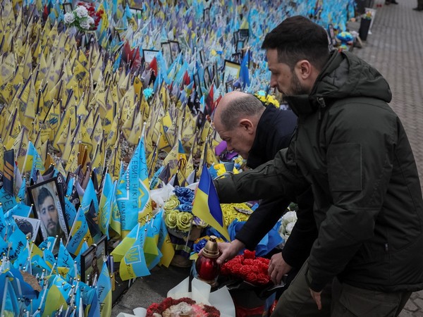 Ukraine's President Volodymyr Zelenskiy and German Chancellor Olaf Scholz visit a makeshift memorial place. Photo/Reuters 