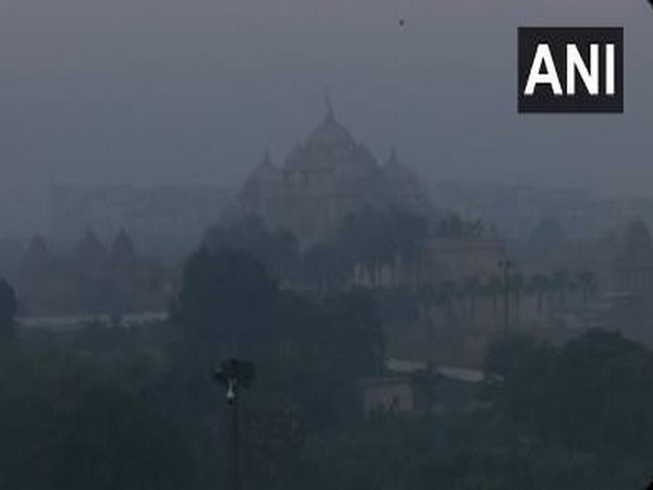 A thin layer of smog engulfed Akshardham temple (Photo/ANI)