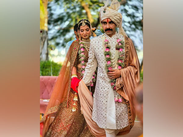 Actor Naveen Kasturia and his wife Shubhanjali Sharma (Image source: Instaagram @naveenkasturia)