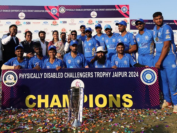 India Seniors lifting Physically Disabled Challengers Trophy (Image: RDCA)