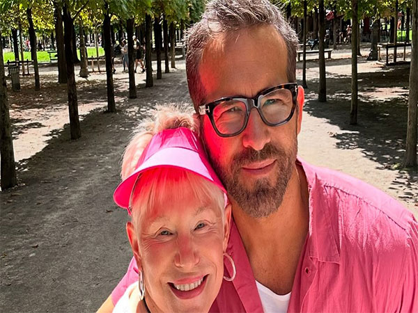 Ryan Reynolds with mother (Photo/instagram/@vancityreynolds)