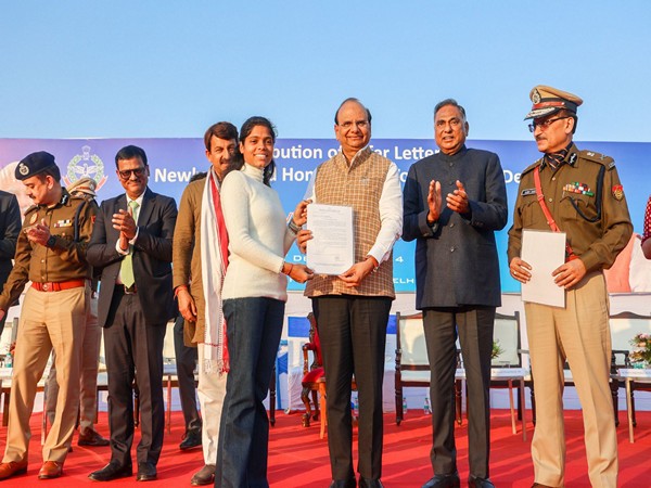 Delhi LG Vinai Kumar Saxena distributes offer letters to 1669 newly recruited Home Guards. (Photo/@LtGovDelhi)