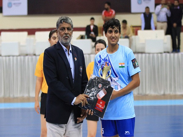 Bhawana receiving POTM award (Photo:World Handball League)