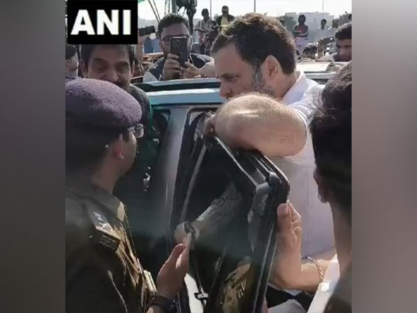 Lok Sabha LoP and MPs Rahul Gandhi and Priyanka Gandhi Vadra stopped at the Ghazipur border (Photo/ANI)