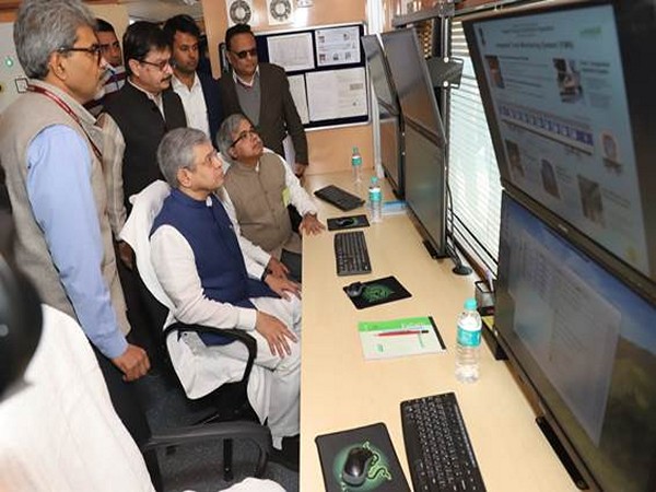 Union Railways Minister Ashwani Vaishnaw inspects RCRIV, ITMS at  New Delhi railway station (Photo/PIB)