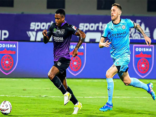 Diego Mauricio and Tiri (Photo: ISL)