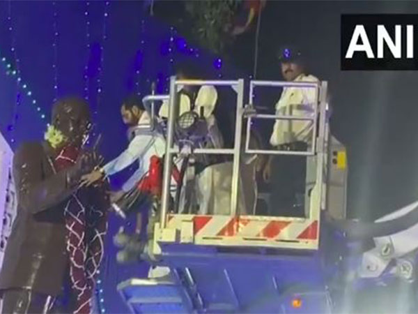 Eknath Shinde offers garland to BR Ambedkar's statue (Photo/ANI)