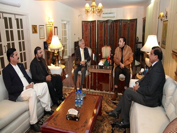 Bilawal Bhutto Zardari meets Ishaq Dar (Photo/@MediaCellPPP)