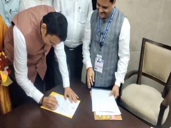 .Maharashtra CM Devendra Fadnavis assumes office (Photo/ANI)