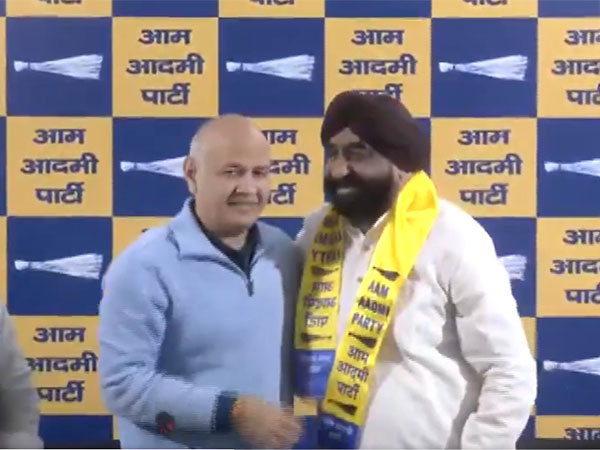  Surendra Pal Singh Bittu joined Aam Aadmi Party in the presence of former Deputy CM Manish Sisodia (Photo/ANI)