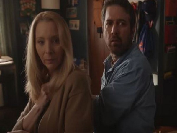 Lisa Kudrow, Ray Romano in a still from 'No Good Deed' (Photo/Youtube/@Netflix)