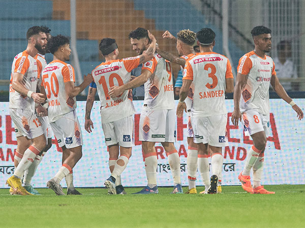 KBFC players celebrating with Jesus Jimenez after scoring (Photo: ISL)