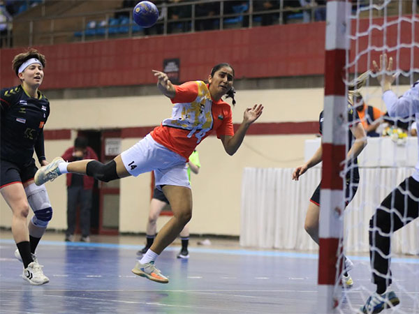 India's Maninder Kaur attempts a shot at Japanese goal during Asian Women’s Handball Championship (Image: AHF)