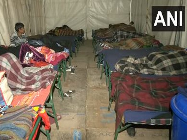 Visuals from night shelter of AIIMS Gate no. 4 (Photo/ANI)