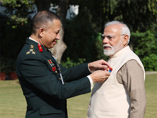 PM Modi recieving the Armed Forces Flag pin  (Photo/X @narendramodi)