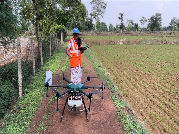 Lakhpati Didi demonstrate drone skills (Photo)