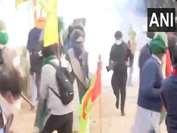 Police uses tear gas to disperse protesting farmers (Photo/ANI)
