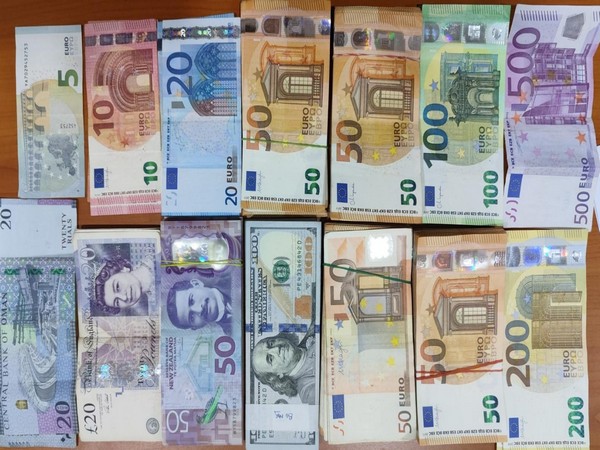 Seized currency (Photo/Customs) 