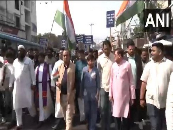 TMC leader Kunal Ghosh protesting (Photo/ANI)