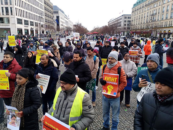 People in Germany protesting against atriocities being committed against Bangladeshi Hindus (Photo: Deutschland Hinduistische Verbände)