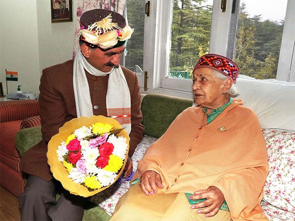  Himachal Pradesh Chief Minister Sukhvinder Singh Sukhu meets former minister Vidya Stokes. (Photo/ANI)