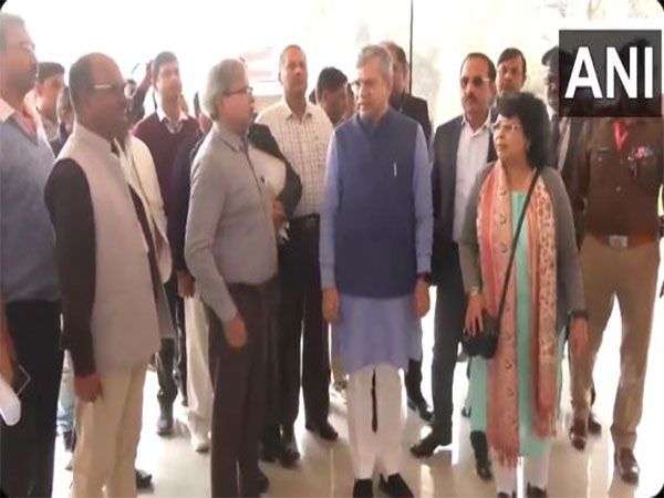  Minister of Railways Ashwini Vaishnaw reviewed the facilities and arrangements of the Jhusi Railway Station (Photo/ANI))
