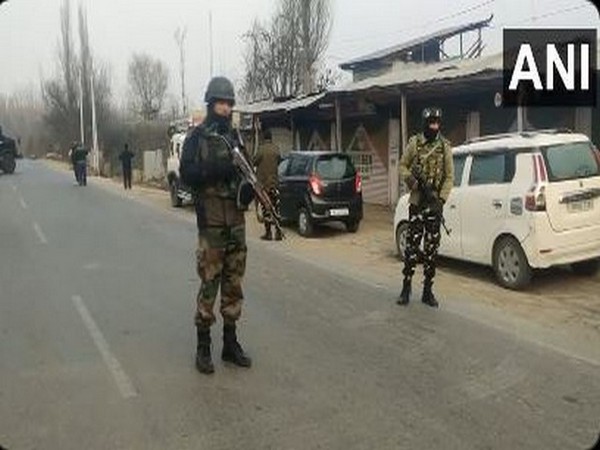 Suspecious bag found on Srinagar-Baramulla National Highway (Photo/ANI)