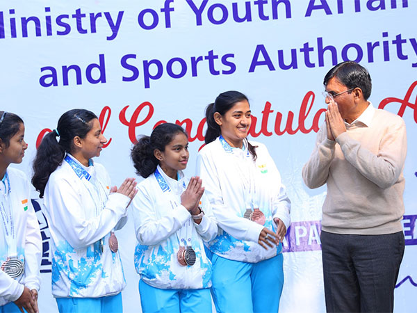 Sports Minister Mansukh Mandaviya felicitating Asia-Pacific Deaf Games medallists (Image: SAI media)