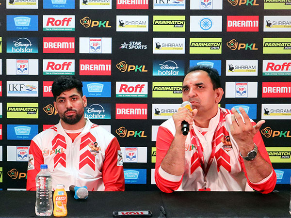 Gujarat Giants head coach Ram Mehar Singh (R) (Photo: PKL)