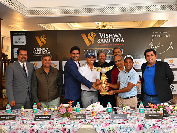 PGTI president Kapil Dev launching Vishwa Samudra Open trophy (Image: PGTI)