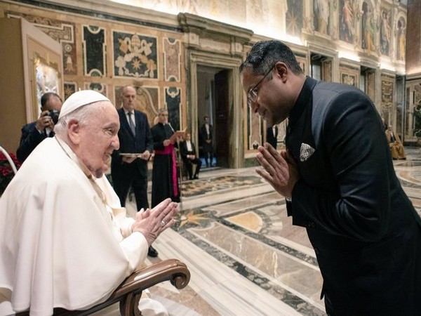 India’s envoy Shambhu S Kumaran and Pope Francis (Photo/@IndiainAustria)