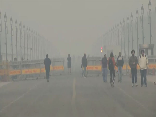 Delhi wakes up to layer of smog. (Photo/ANI)