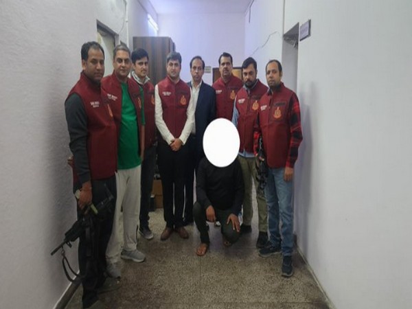 Crime Branch with gangster Rakesh alias Sunny (Photo/@CrimeBranchDP)