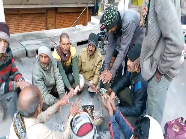 People gathered near bonfire in Ujjain (Photo/ANI)
