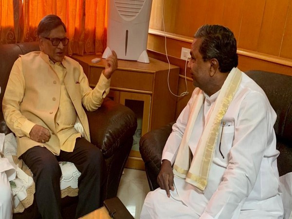 Former Karnataka Chief Minister with Congress leader Siddaramaiah. (File Photo/ANI)