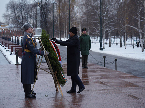 Rajnath Singh lays wreath at Tomb of the Unknown Soldier in Moscow (Image Credit: X/@rajnathsingh)