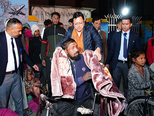 Uttarakhand Chief Minister Pushkar Singh Dhami distributes blankets (Photo/CMO) 