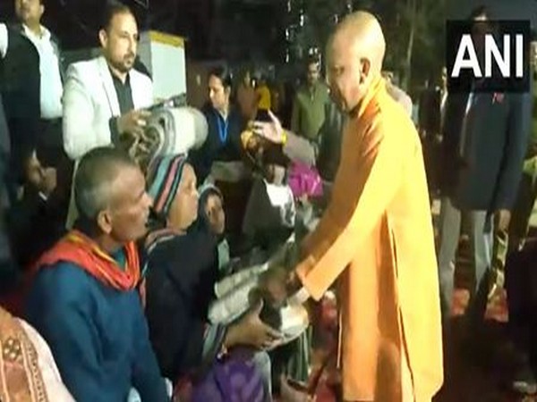 CM Yogi Adityanath distribute blankets (Photo/ANI) 
