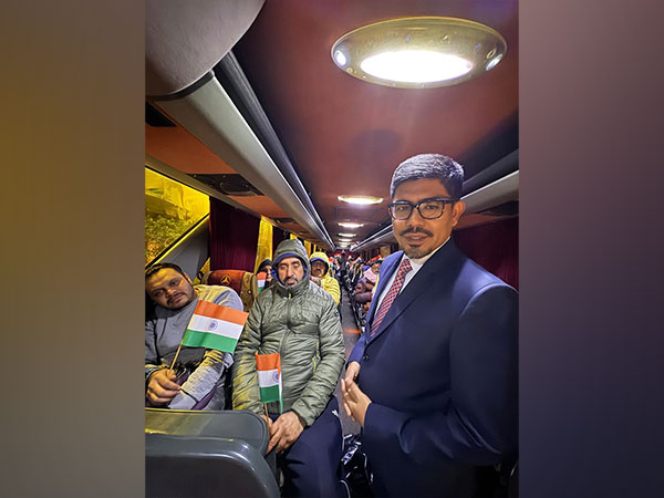 Indian evacuees with India's Ambassador to Lebanon, Noor Rahman Sheikh (Image: X@IndiaInLebanon)