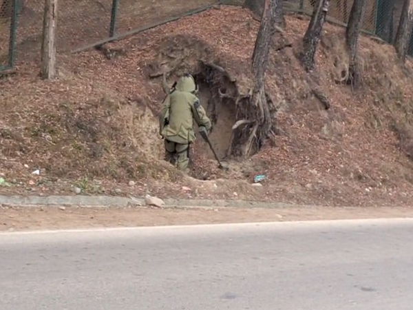 IED found on Baramulla-Handwara road. (Photo/ X@ChinarcorpsIA))