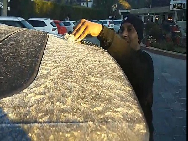 Snow covered the car on Mount Abu  (Photo/ANI)