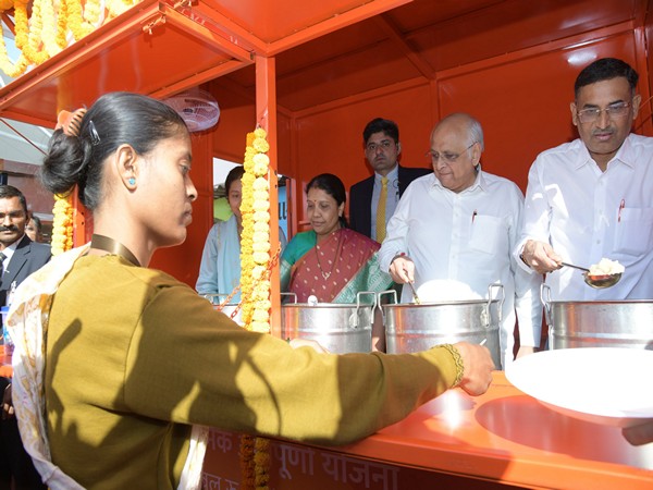 Gujarat Chief Minister Bhupendra Patel distributed food to workers (Photo/ Bhupendra Patel's X)